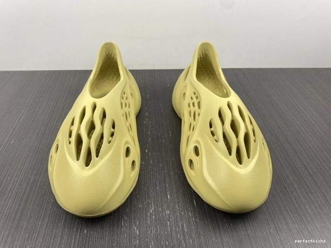 GV6775 Yeezy Foam RNNR Adidas Sulfur 0819